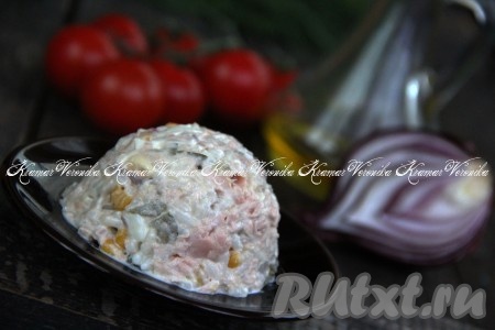 Салат из отварной горбуши с рисом