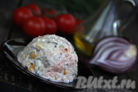 Очень вкусный и нежный салат из отварной горбуши с рисом заправить майонезом непосредственно перед подачей. Такое блюдо несомненно понравится и вам, и вашим близким, попробуйте!
