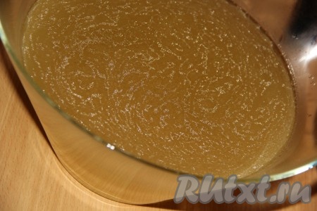 Бульон процедить, он будет горячий (примерно 60-70 градусов). Добавить набухший желатин и соль в бульон и перемешать. Соль и желатин полностью должны раствориться.