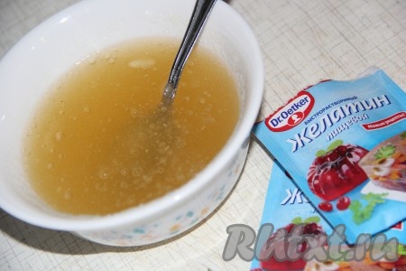 В остывший бульон всыпать желатин и оставить на 1 час.
