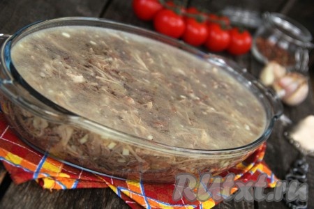 Поставить формы с холодцом в холодильник на ночь (до полного застывания). Вот такой красивый и очень вкусный получился холодец из говядины и индейки, приготовленный с добавлением желатина. Подать к столу с горчицей или хреном.