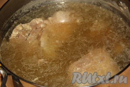 Затем снять кастрюлю с огня и оставить на 4-5 часов под одеялом. Немного бульона, примерно 200 мл, отлить в пиалку для растворения желатина.