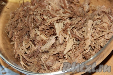 Мясо порвать на длинные волокна.
