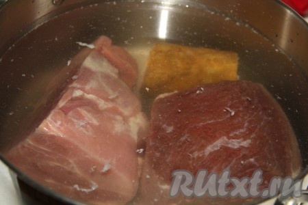 В кастрюлю выложить говядину и индейку. У меня в морозилке завалялся кусочек конины, буквально 150-200 грамм, я его тоже пустила в холодец. Залить мясо холодной водой, добавить лавровые листы и поставить на огонь.
