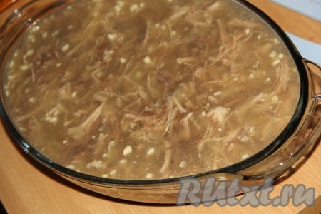 К мясу добавить чеснок и влить бульон с желатином.
