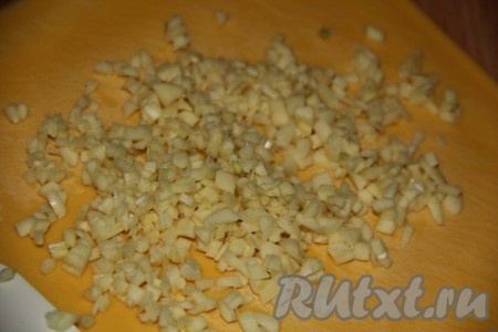 Чеснок очистить и мелко нарезать.
