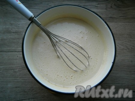 В кастрюлю большего объёма, чем миска с яично-масляной смесью, налить воду, поставить кастрюлю на огонь, довести воду до кипения, сверху поставить миску со смесью (дно миски не должно касаться воды), уменьшить огонь. Постоянно помешивая венчиком, довести яично-масляную смесь на водяной бане до кипения, но не давать ей кипеть. Смесь начнет увеличиваться под действием соды. Когда это произойдет, убрать миску с водяной бани.