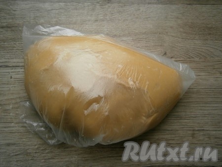 Замесить мягкое, но плотное, не липнущее тесто, которое поместить в целлофановый пакет и отправить в холодильник на 2-3 часа.
