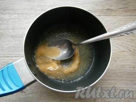 Желатин залить холодной водой и оставить на 10 минут.
