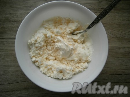 В мягкий творог добавить сметану, перемешать.