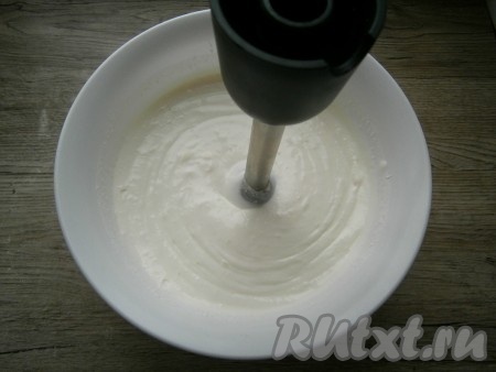 Сахар и ванильный сахар всыпать в смесь творога и сметаны, взбить погружным блендером. Творожная масса получится нежной, гладкой, однородной.