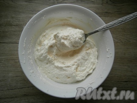 Затем, непрерывно взбивая миксером, понемногу добавить растопленный желатин в творожную массу. Получится необычайно пышный, легкий и воздушный творожный крем, которому нужно дать полностью остыть в прохладном месте, но не в холодильнике.
