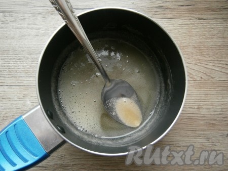 В кастрюлю большего объёма, чем миска с желатином, налить воду, поставить на огонь, когда вода закипит, поставить поверх кастрюли миску с желатином (вода не должна касаться дна миски с желатином), уменьшить огонь и растопить желатин на водяной бане, помешивая, не доводя его до кипения. Затем миску с растопившимся желатином снять с водяной бани и дать немного остыть.
