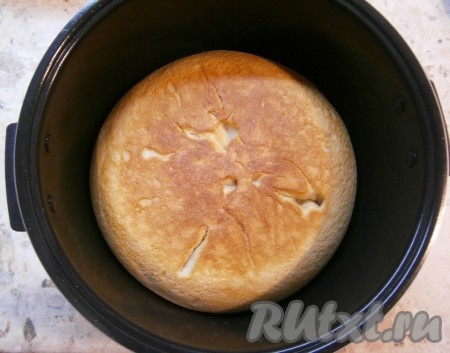 Далее, не открывая крышку, выставить режим "Выпечка" на 30 минут, после чего цельнозерновой хлеб перевернуть с помощью чаши для варки на пару, закрыть крышку мультиварки и выставить режим "Выпечка" еще на 30 минут.
