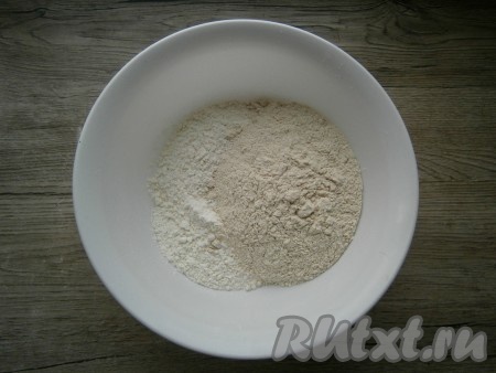 Отмерить в миску, просеяв, 150 грамм пшеничной муки, добавить к ней муку цельнозерновую, перемешать.