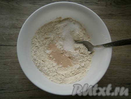 В мучную смесь всыпать соль, сахар и 1 десертную ложку дрожжей, еще раз перемешать.
