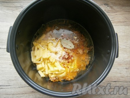 Также добавить специи,&nbsp;соль и лавровый лист, закрыть крышку мультиварки.
