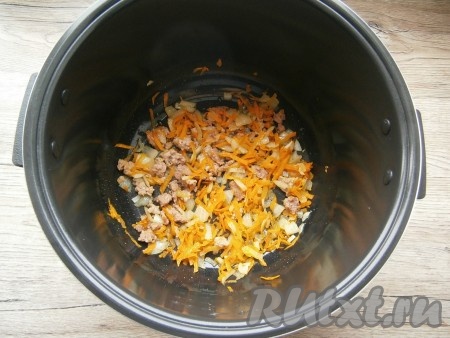 Выставить режим "Жарка" на 15 минут. Обжарить овощи, помешивая, 5 минут. Затем к морковке и луку выложить фарш и обжаривать, помешивая и разбивая мясные комочки, до сигнала.
