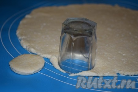 Далее формочкой для печенья или рюмкой вырезаем заготовки печенья (я вырезала рюмкой диаметром 4 см и у меня получилось 35 печенюшек).
