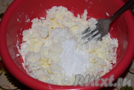 Растираем творог с маслом в однородную массу вилкой. К смеси масла и творога добавляем разрыхлитель и ванильный сахар, растираем вилкой до однородности.