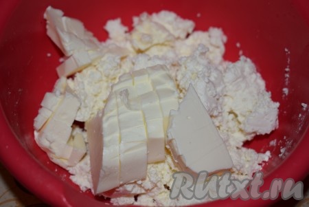 Для начала выложим в миску творог и сливочное масло. Масло должно быть комнатной температуры, его структура должна быть не твердой, но и не совсем мягкой.
