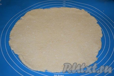 Готовое творожное тесто заворачиваем в полиэтиленовый пакет и отправляем в холодильник на 30 минут. Охлажденное тесто раскатываем в пласт толщиной не менее 0,5-0,7 см. От толщины раскатки теста будет зависеть мягкость и воздушность печенья.
