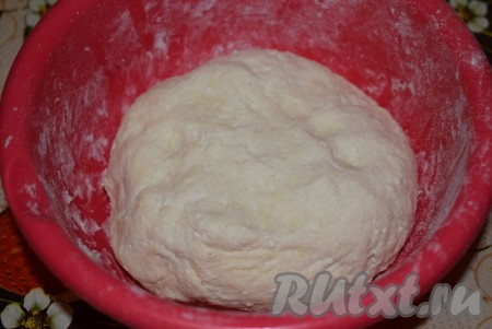 Затем в процессе замеса станет мягким, гладким, не липнущим к рукам, похожим на пластилин. 
