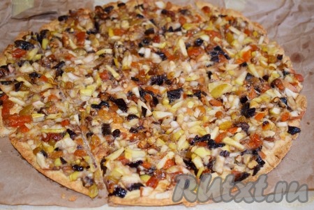 Ароматный, очень вкусный и полезный пирог с сухофруктами и орехами готов. Достаем его из духовки и даем остыть. Нарезаем пирог на кусочки подаем к столу.
