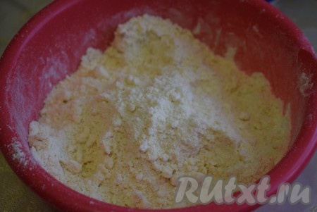 Далее разотрем массу руками до получения легкой и рассыпчатой крошки.
