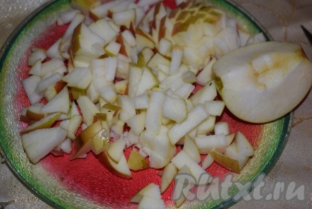Яблоки нарежем на мелкие кубики, удаляя сердцевинки, банан очистим от кожуры и нарежем на кубики.
