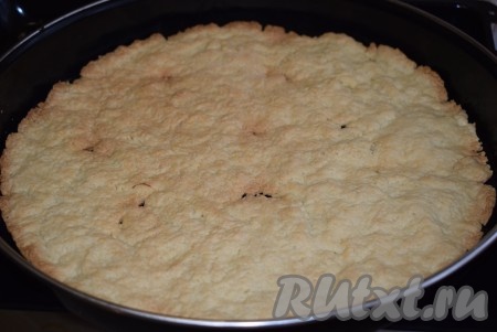 Ставим форму с тестом в разогретую духовку и выпекаем песочный корж при температуре 180 градусов, примерно, 15-20 минут (до легкого подрумянивания).
