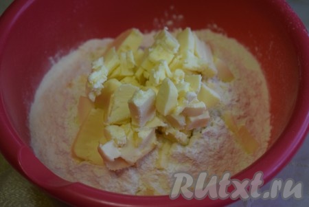 Сливочное масло комнатной температуры, нарезанное на кубики, добавим к муке.
