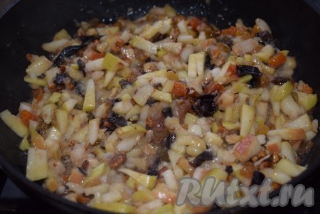 Сочная и невероятно вкусная начинка из сухофруктов и орехов для песочного пирога готова. Снимаем с огня и даём остыть.
