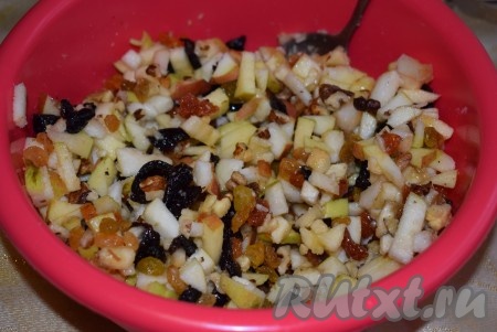 Соединим нарезанные сухофрукты, орехи, яблоки и банан, добавим сахар, хорошо перемешаем.
