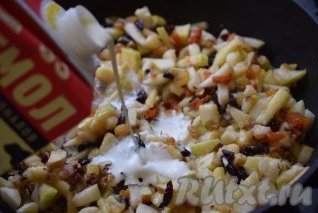 Затем добавим к начинке сливки и прогреем их буквально 3 минуты на небольшом огне.
