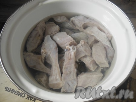 Накройте емкость с рыбой, уберите в холодильник на 2-3 часа. Затем слейте уксус, используя дуршлаг.
