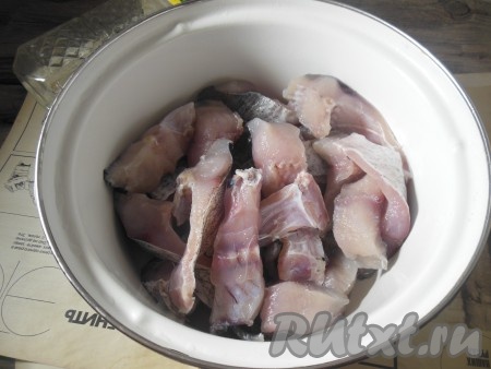 Тщательно промойте кусочки толстолобика под проточной водой.
