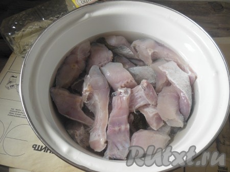 Воду слейте, залейте кусочки рыбу уксусом 9% (уксуса необходимо столько, чтобы был полностью покрыт каждый кусочек рыбы).
