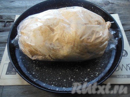 Яблоки разрежьте на 4 части, убрав сердцевину. Во внутрь брюшка вложите нарезанные яблоки.&nbsp;Затем поместите утку целиком в рукав для запекания. Завяжите рукав с двух сторон с помощью зажима или шпагата. Прокалывать рукав не нужно.
