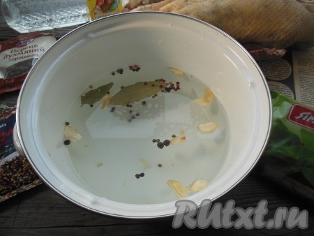 Для приготовления маринада соедините воду с лавровыми листьями, горошинами душистого перца и горошинами смеси перцев, поставьте на огонь и доведите до кипени, снимите с огня.&nbsp;Остудите воду со специями, затем добавьте очищенный и нарезанный чеснок, уксус, перемешайте получившийся маринад.
