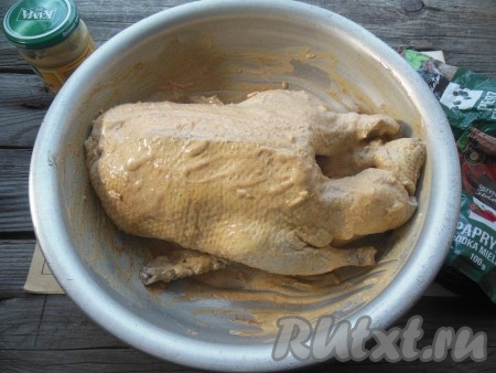 Поместите замаринованную утку в глубокую миску, добавьте сметану, соль по вкусу, черный молотый перец, горчицу, паприку, измельченный чеснок. Тщательно натрите утку со всех сторон внутри и снаружи, оставьте мариноваться на 1-2 часа.
