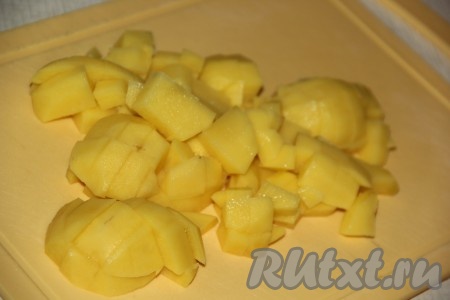 Картофель, морковь и лук очистить. Картошку нарезать на небольшие кубики.
