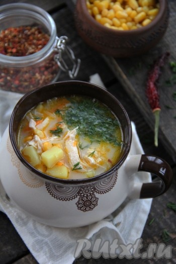 Вкусный, сытный, очень нежный сырный суп из плавленного сыра с курицей подать с пылу с жару, по желанию, можно добавить рубленную зелень.
