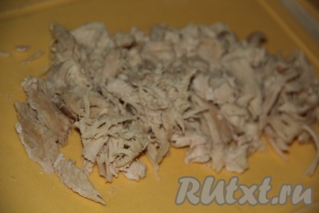 В кастрюлю поместить кусочки курицы, залить 2,5 литрами&nbsp;холодной воды и отправить на огонь. После закипания воды снять пену, уменьшить огонь и варить минут 30. Затем достать кусочки курочки из бульона и отделить мясо от костей.
