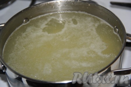 Затем нарезанный картофель и кусочки мяса, отделенные от костей, выложить в бульон, после закипания уменьшить огонь и варить суп минут 15.
