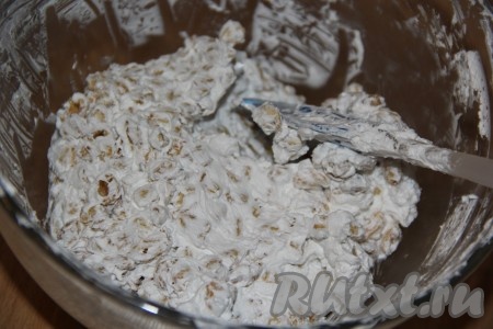 Хорошо перемешать лопаткой. Шарики должны хорошо покрыться сливками.
