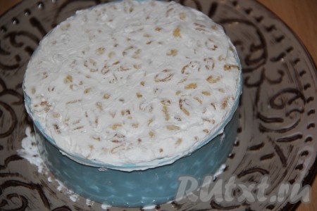 Поставить бортики для торта на плоскую тарелку. Выложить массу и хорошо утрамбовать. Я выкладывала массу небольшими порциями и утрамбовывала лопаткой. Накрыть тортик пищевой плёнкой и поставить на 2-4 часа в холодильник.
