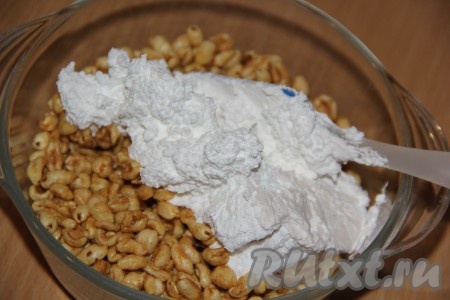 Добавить взбитые сливки в миску с сухими завтраками.
