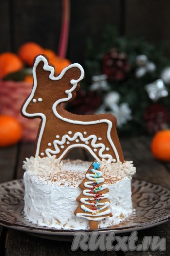 Затем снять бортики, они хорошо соскользнут. Украсить торт из шариков из сухих завтраков по вашему желанию (я украсила имбирными пряниками и розочками из взбитых сливок). Вот так просто, без выпечки, можно приготовить красивый, в меру сладкий и очень вкусный тортик. Режется он прекрасно на ровные кусочки, я готовила для гостей, поэтому нет фото в разрезе. Приготовьте этот простой тортик, он, наверняка, понравится и вам, и вашим близким, и гостям.
