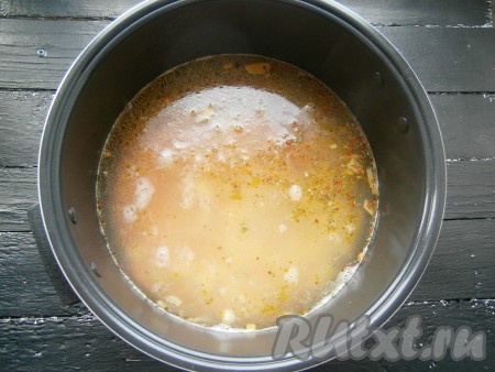 Влить горячую воду.